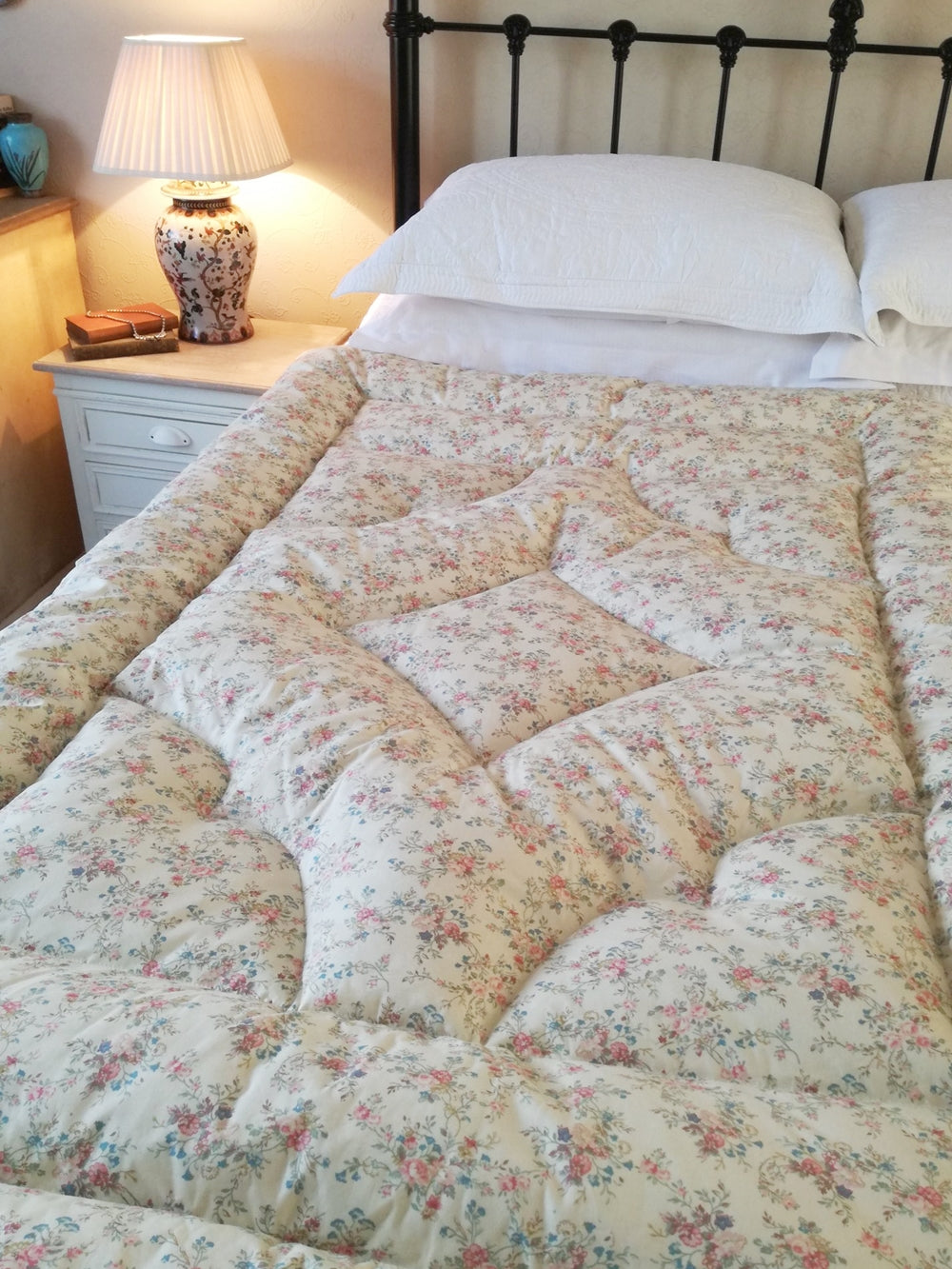 Prettiest Vintage Inspired Cream Floral Eiderdown Bedspread Quilt