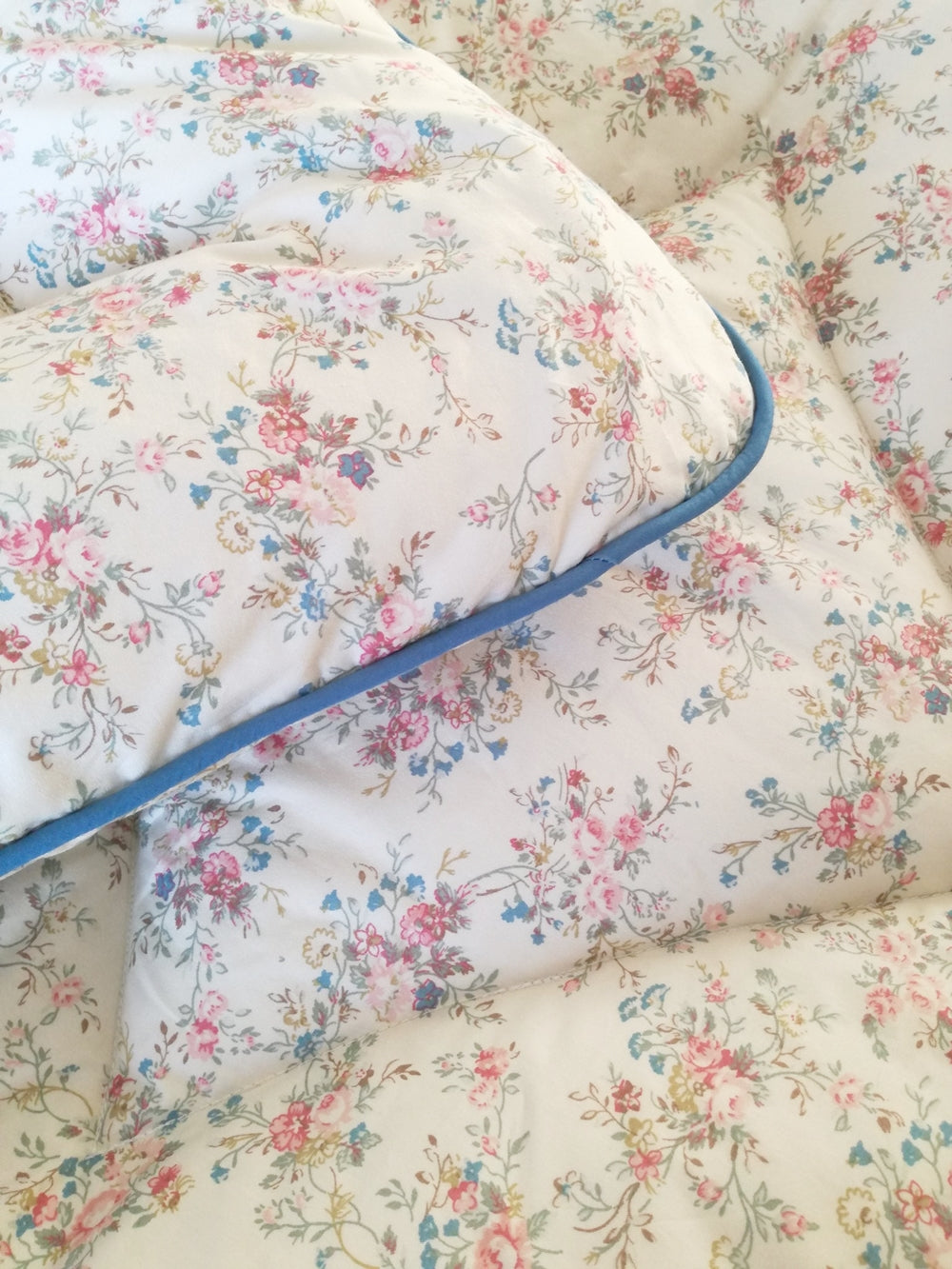 Prettiest Vintage Inspired Cream Floral Eiderdown Bedspread Quilt