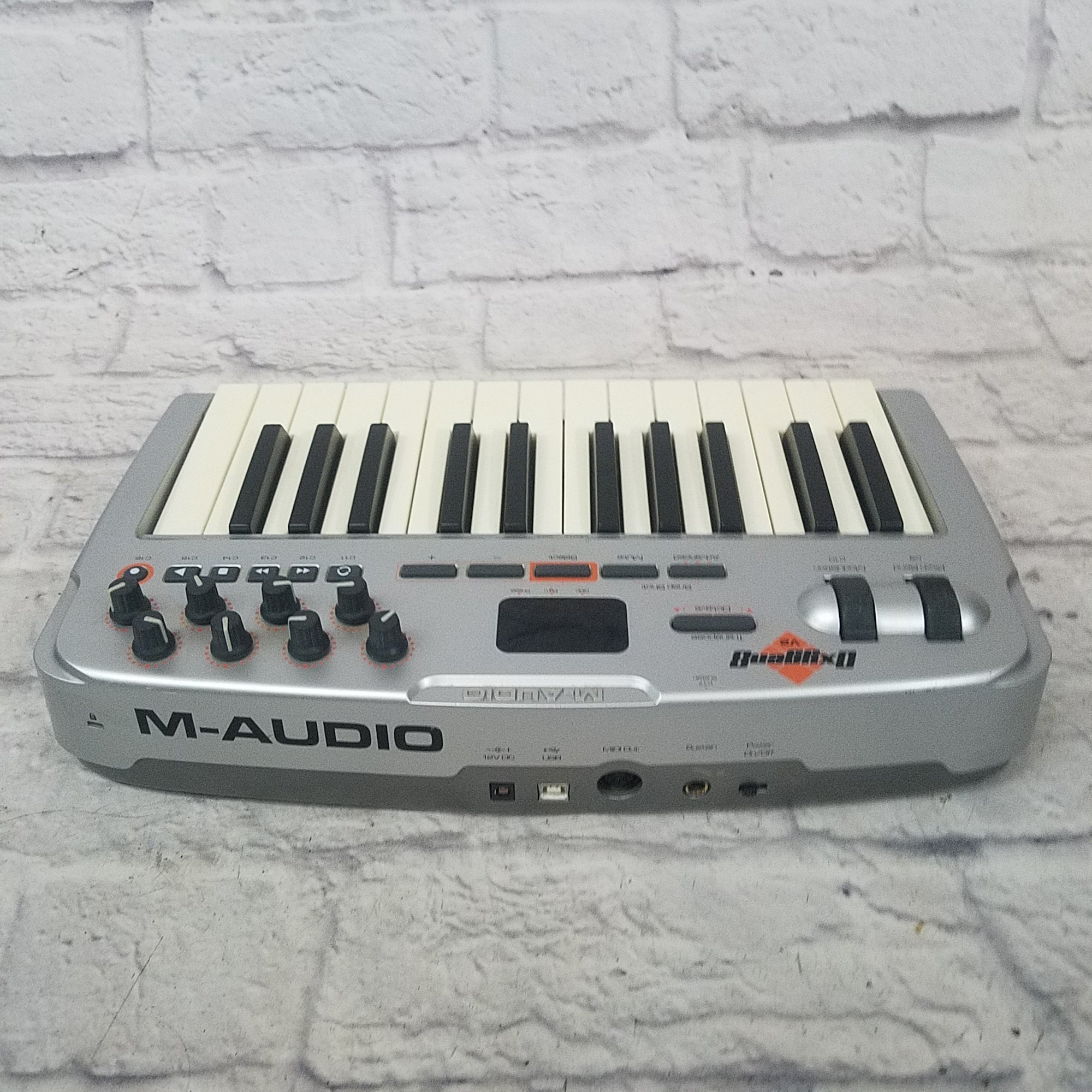 m-audio oxygen 8 keyboard