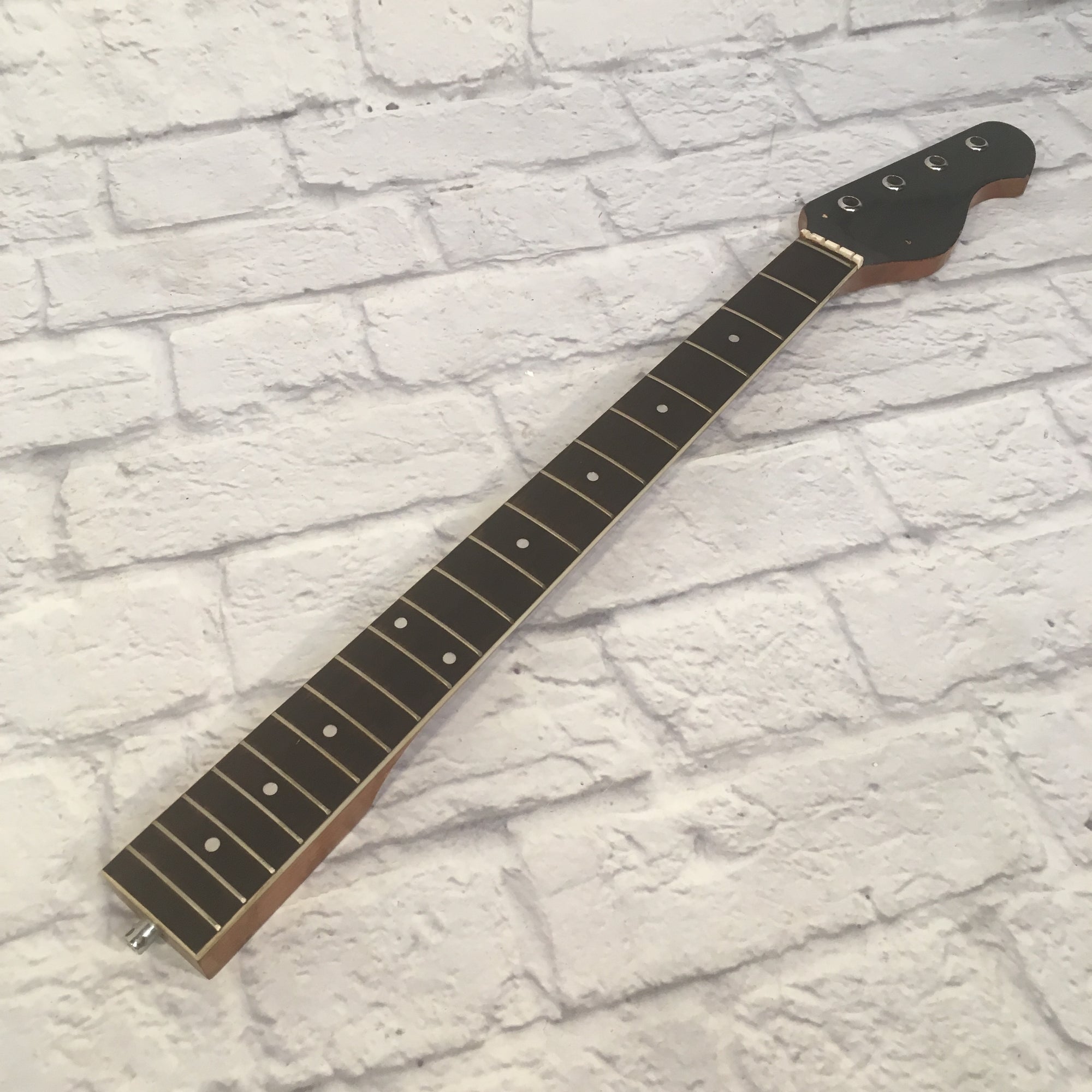 short scale bass fretboard