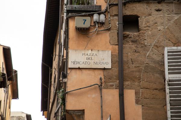 Street marker for Piazza del Mercato Nuovo