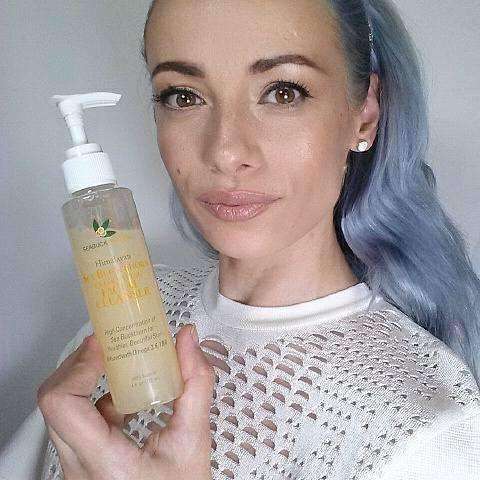 Laura Bruj, Skincare Blogger with SeabuckWonders Exfoliating Cleanser