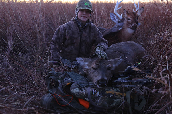 whitetail doe, bowhunting, youth bow hunter, heads up decoy, crp grass, bowhunting from the ground