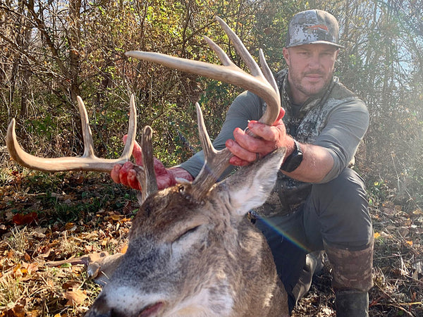 bowhunting whitetail deer in the midwest with heads up decoy