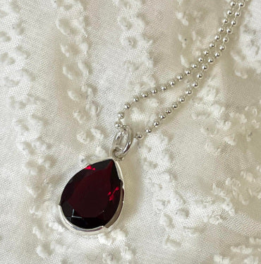 Mahtava Garnet Pendant