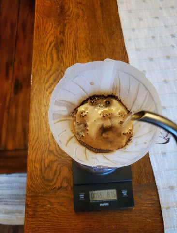 Hacer café en casa usando una báscula de gramos