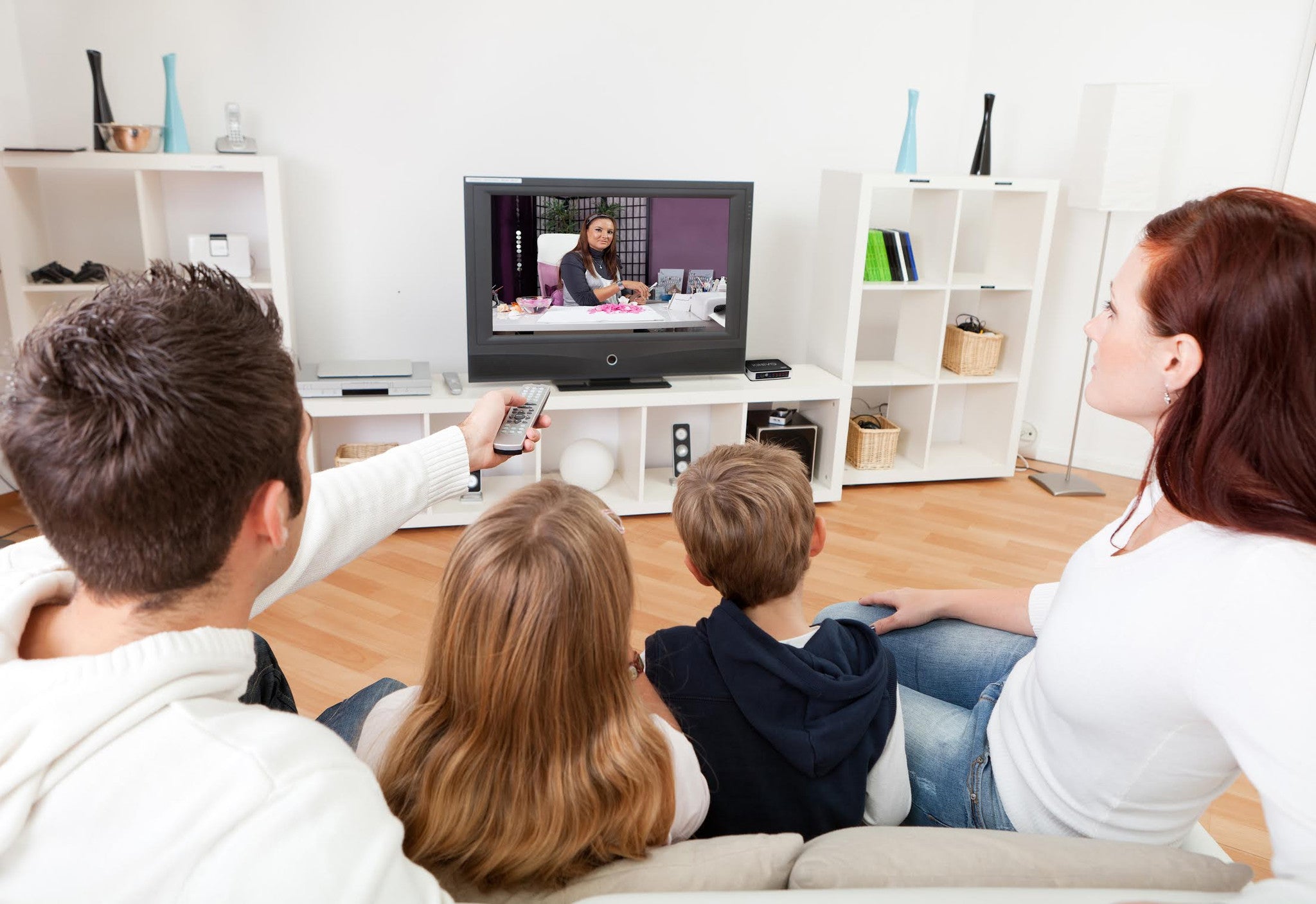 They to watch a new. Семья у телевизора. Семья смотрит телевизор. Телевизор для детей. Телевизор семейный.