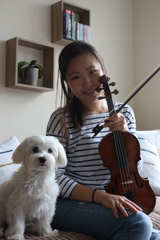 Eunsley Park avec son chien et son violon