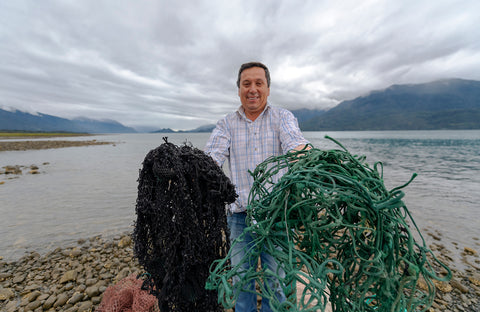 Pedro, Líder de Impacto en Puelo, comuna de Cochamó. Recolecta redes de pesca para reciclar en anteojos sustentables Karün.