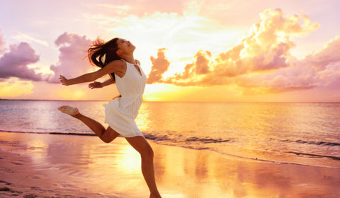 A happy girl dances in front of the sea, her carnelian raw necklace sparkling in the sunlight. Carnelian is a powerful crystal that can boost energy, creativity, and fertility. #CarnelianRaw #CrystalHealing #Necklace #Sea #Dance #HappyGirl