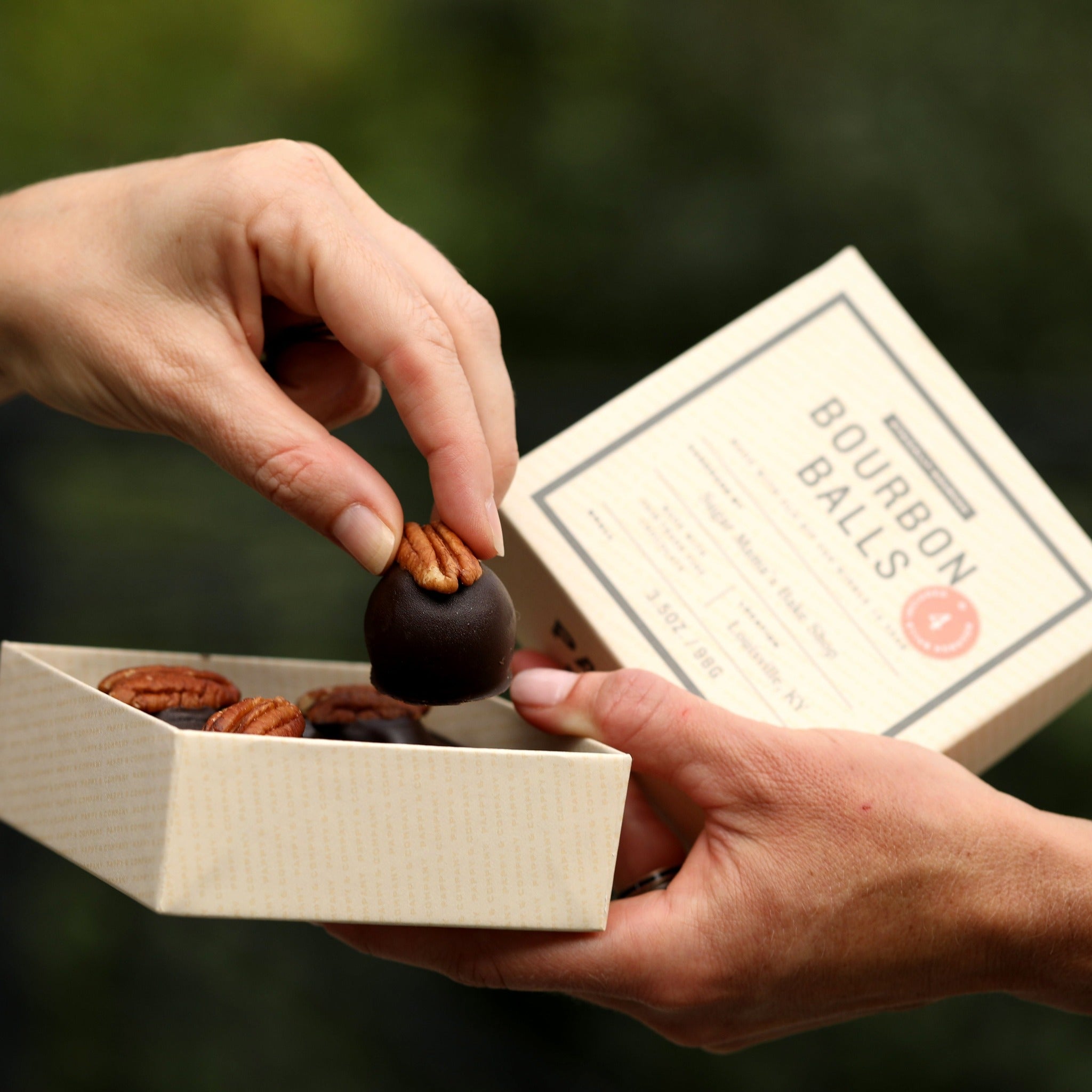 Bourbon Chocolate: Mùi vị vị của Bourbon Chocolate sẽ khiến bạn chìm đắm vào một thế giới ngọt ngào. Năm 2024, sản phẩm Bourbon Chocolate được cải tiến với công nghệ tiên tiến để mang đến trải nghiệm tuyệt vời hơn cho người tiêu dùng. Hãy xem hình ảnh liên quan để cảm nhận vị ngọt lịm này.