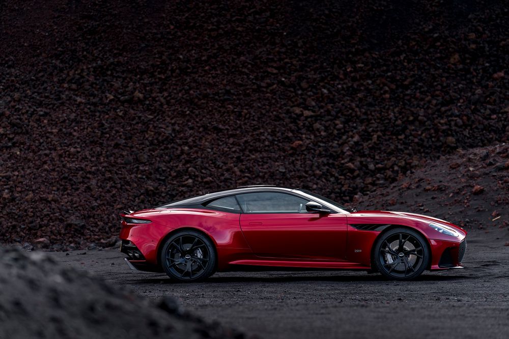 Aston Martin DBS Superleggera lateral