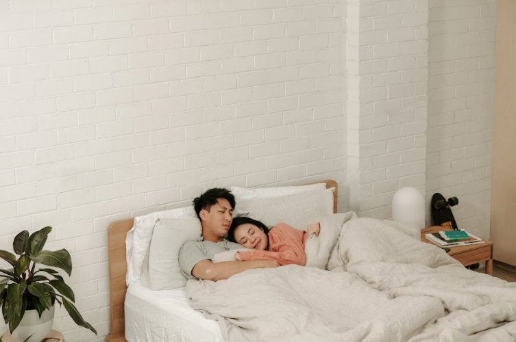 Couple sleeping on Eva hybrid mattress