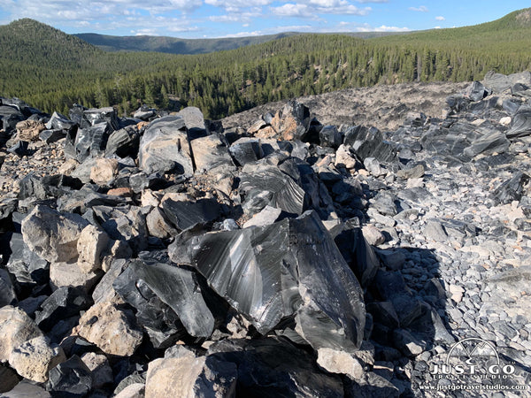 Big Obsidian Flow trail in jNewberry Volcanic National Monument