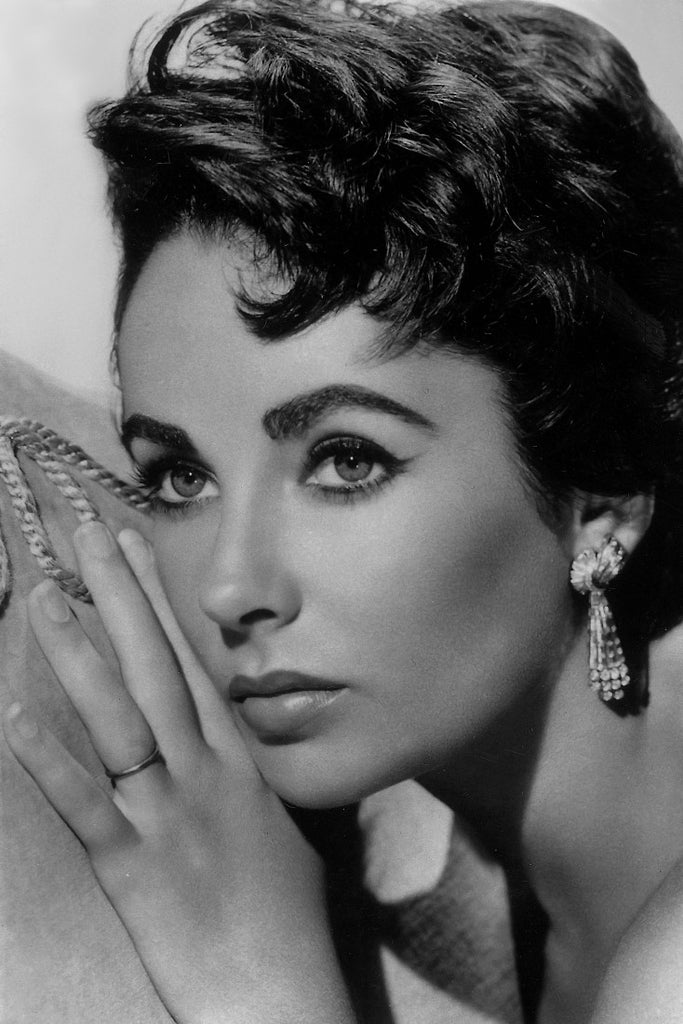 Black And White Photo Of Sexy Woman Taking A Photograph - Elizabeth Taylor Black and White Poster | Uncle Poster