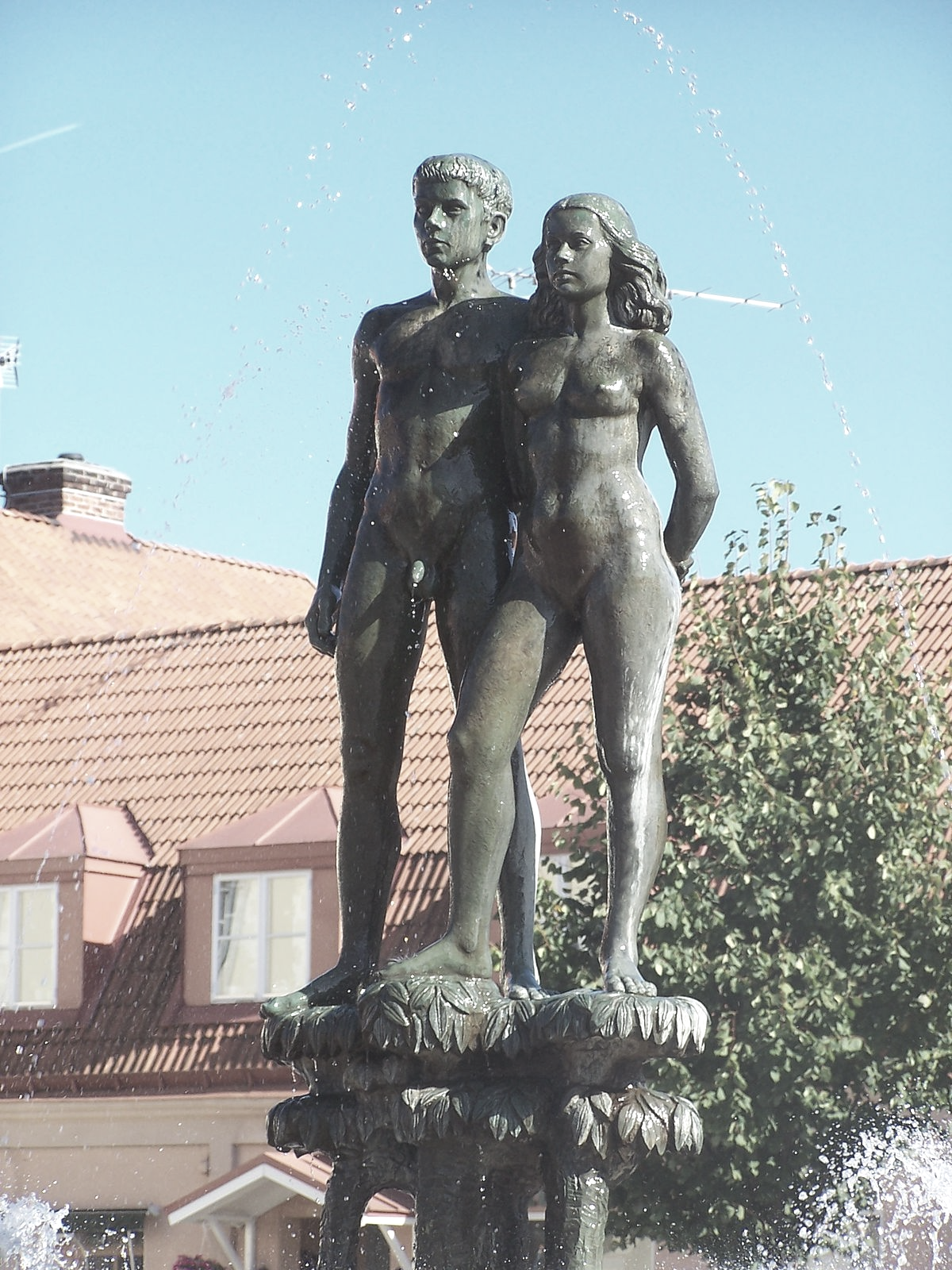 Image of Ask and Embla statue 