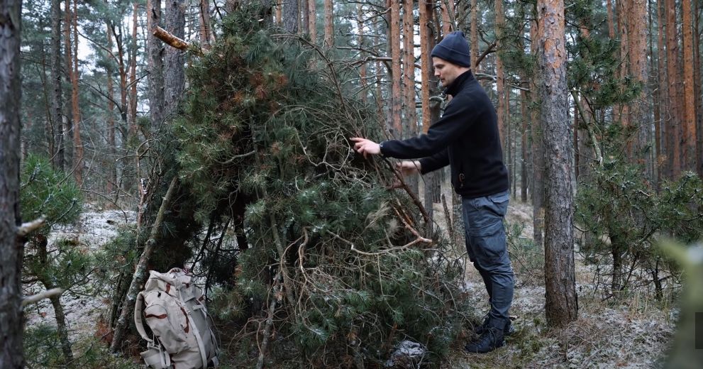 bushcraft shelter winter