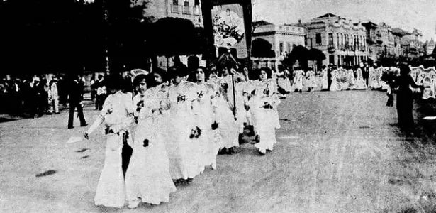 Integrantes do Partido Republicano Feminino fazem passeata no Rio, entre 1910 e 1920 Imagem: Hemeroteca Digital Brasileira/Biblioteca Nacional