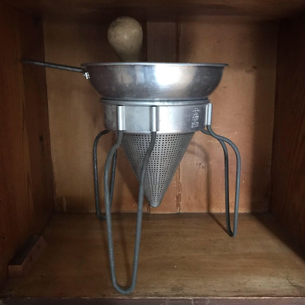 Cone strainer with pestle