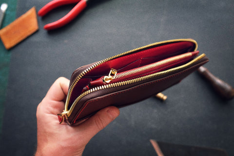 The secret to assemble zipper on long leather wallets 