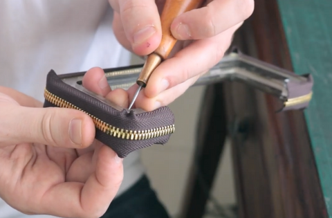 Shaping the curves on a zipper | Long wallet 