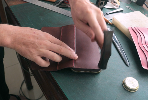 Attaching the wallet body with the zip 