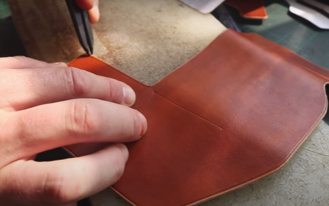 Tracing leather with a divider