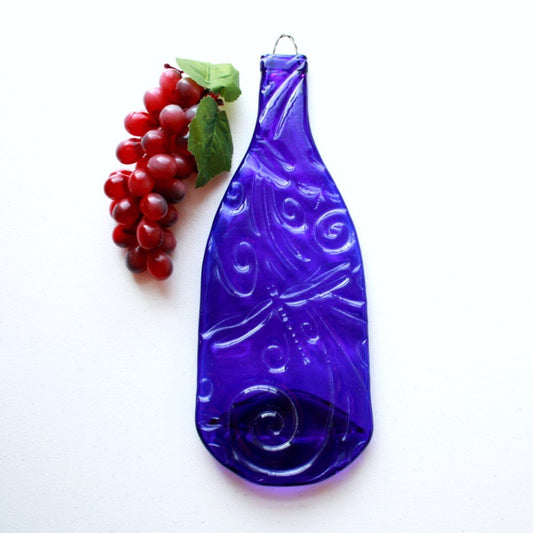 https://cdn.shopify.com/s/files/1/1886/6123/products/recycledwinebottlecheeseboarddragonflyblue1.jpg?v=1634156699&width=533