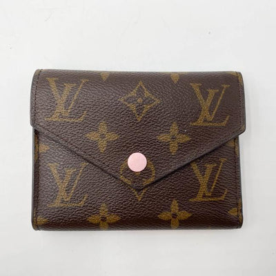 geleidelijk Huiswerk maken behandeling Louis Vuitton Pink Victorine Monogram Rose Ballerine Wallet - MyDesignerly