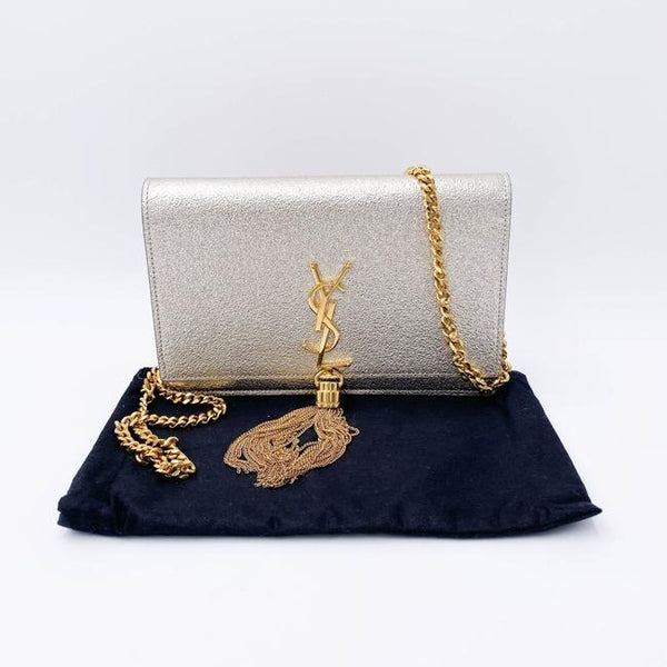 kate chain wallet with tassel in grained metallic leather