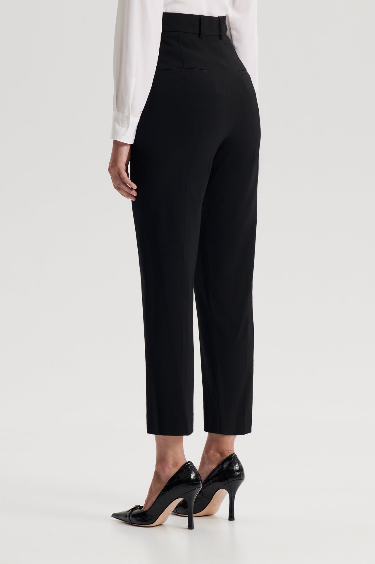 https://cdn.shopify.com/s/files/1/1899/4143/products/H1221324G-TAILORED-CROPPED-TROUSER-BLACK-SCANLANTHEODORE-5_b9eff202-5f2a-46ed-92e8-5395a8bc14bf.jpg?v=1707919734