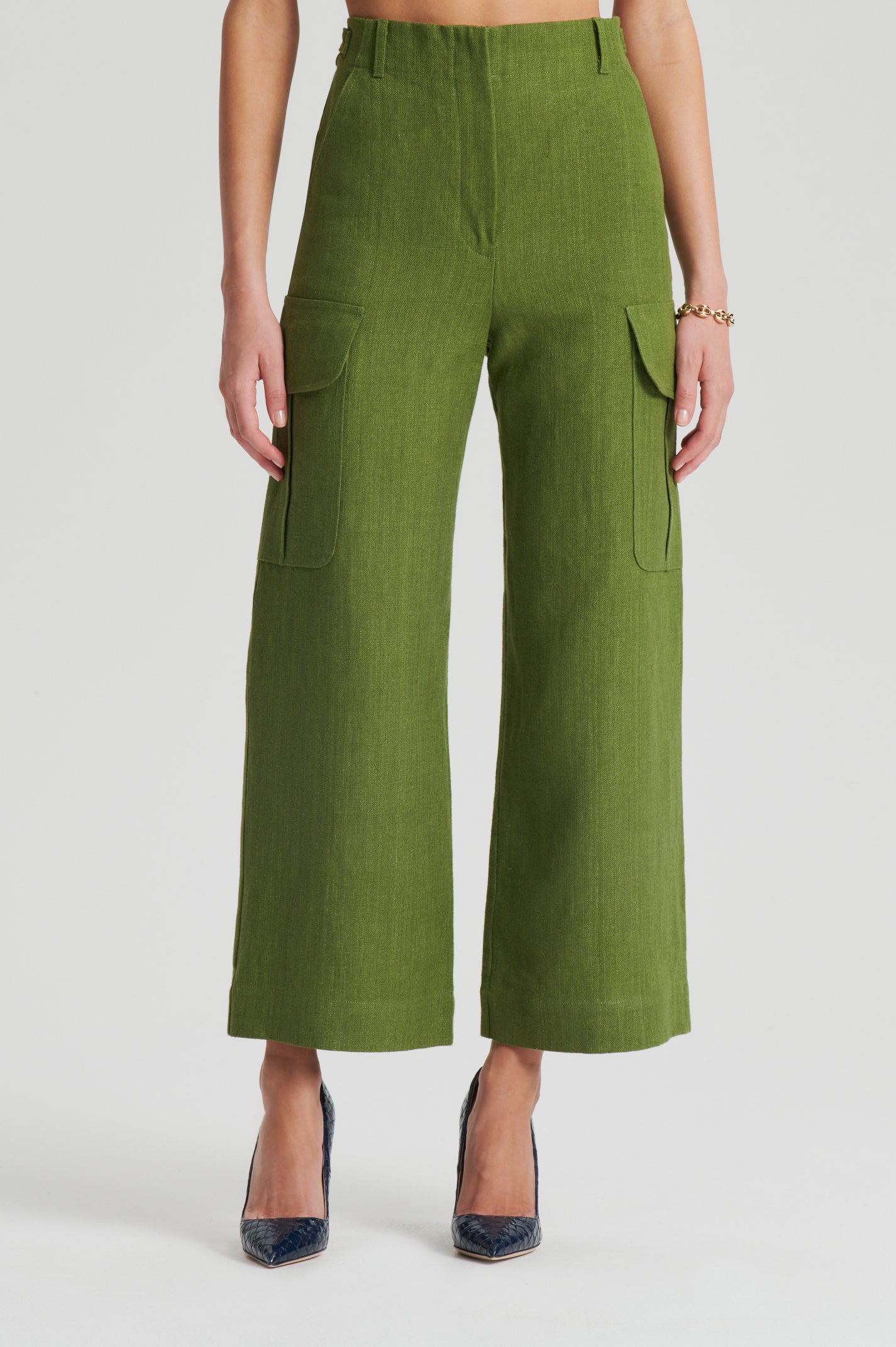 https://cdn.shopify.com/s/files/1/1899/4143/products/H3221397L-LINEN-CROPPED-CARGO-FOREST-SCANLANTHEODORE-3.jpg?v=1692688302