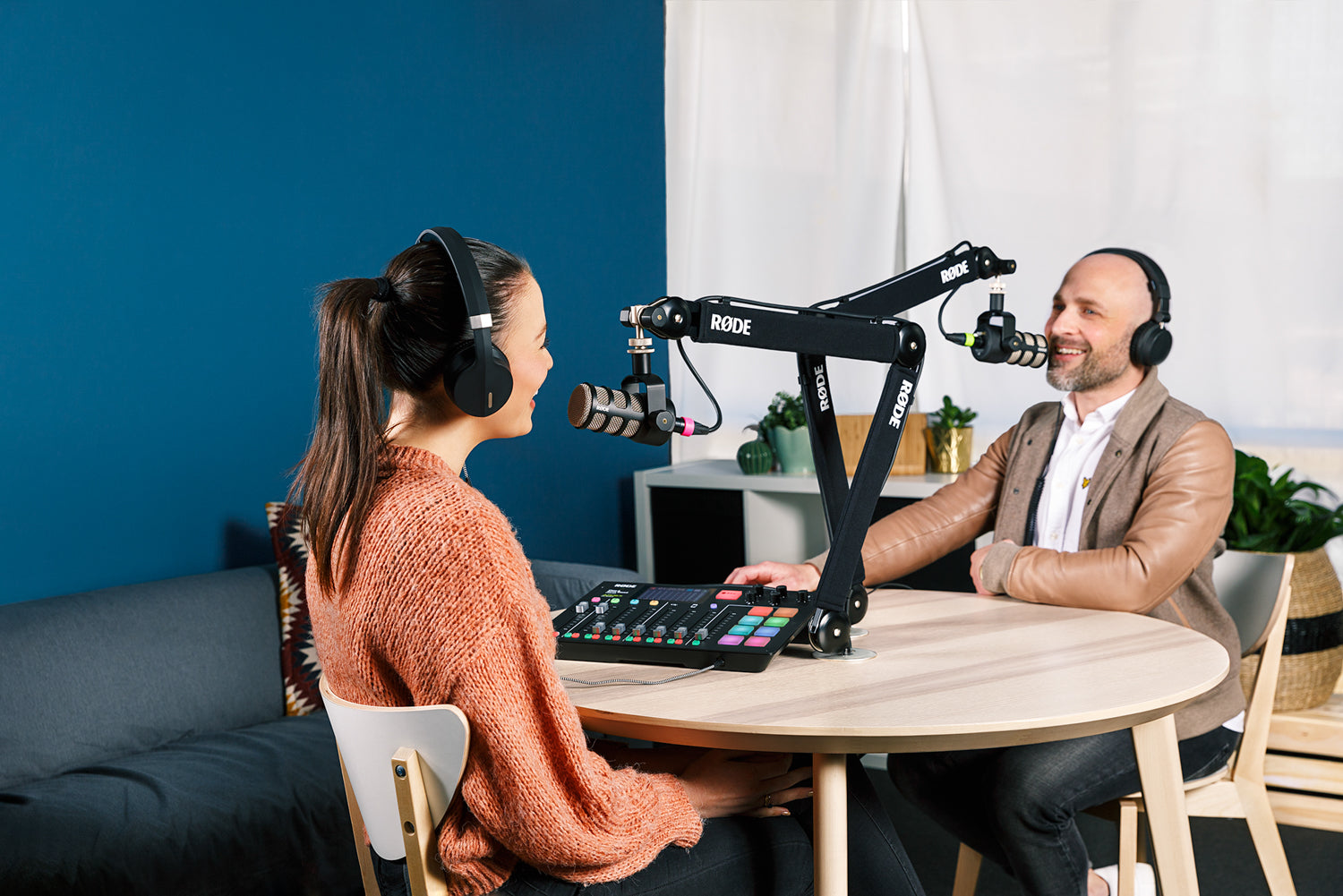 Best Podcast Equipment For Beginners & Professionals 2023 – Hypop