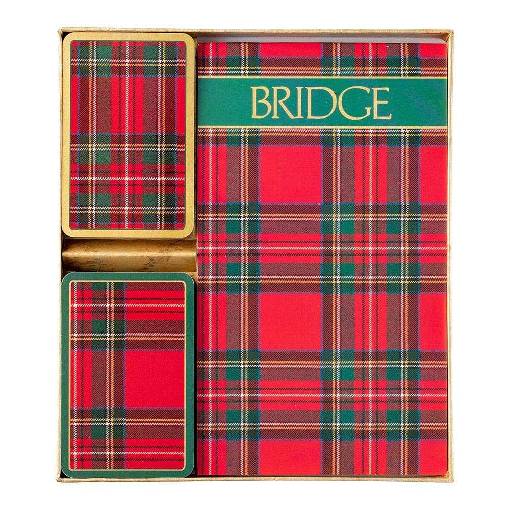 Bộ sưu tập Caspari Plaid Large Type Bridge Gift Set - 2 Playing Card Decks sẽ làm bạn phấn khích ngay từ cái nhìn đầu tiên. Với những chiếc bài đẹp và chất lượng cao, bạn chắc chắn sẽ có những giây phút thư giãn thú vị khi chơi bài cùng các bạn của mình.