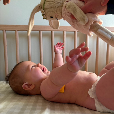 CuboAi 智慧寶寶感溫片使用腋下法測量寶寶的體溫，可以時刻偵測且不打擾正在睡覺的寶寶