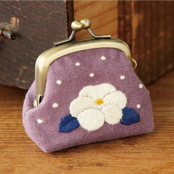 INDENYA Kiss Lock Coin Purse 1104 with a Chrysanthemum Grid Pattern, White  on Red Japan's Best to You