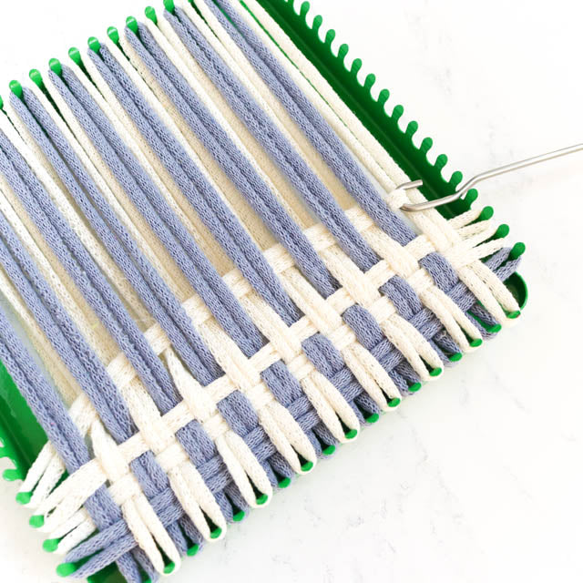 How to make a potholder on a traditional potholder loom - Stitched