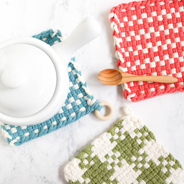 How to make a potholder on a traditional potholder loom