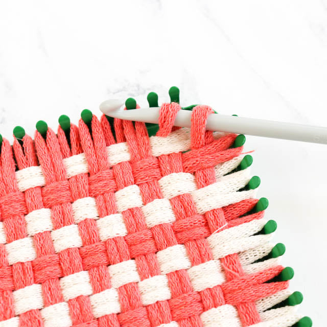 How to make a potholder on a traditional potholder loom