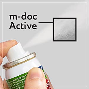 Main appuyant sur la buse d'un QuickStop ! Flacon pulvérisateur Bleeding Control, libérant m-doc Active, une fine poudre coagulante, avec un gros plan de la poudre étiquetée « m-doc Active ».