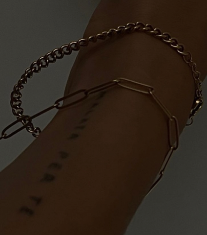 girl wearing hypoallergenic titanium gold link bracelet 