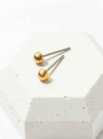 hypoallergenic gold stud earrings for men made with pure titanium 