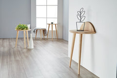 木，也可以是讨喜的元素，墙边的可爱小桌让平白无奇的空间展现惊喜。