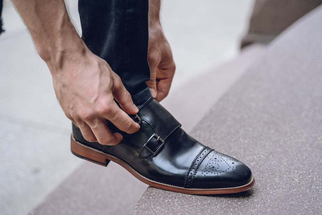 Wingtip black leather shoes for men