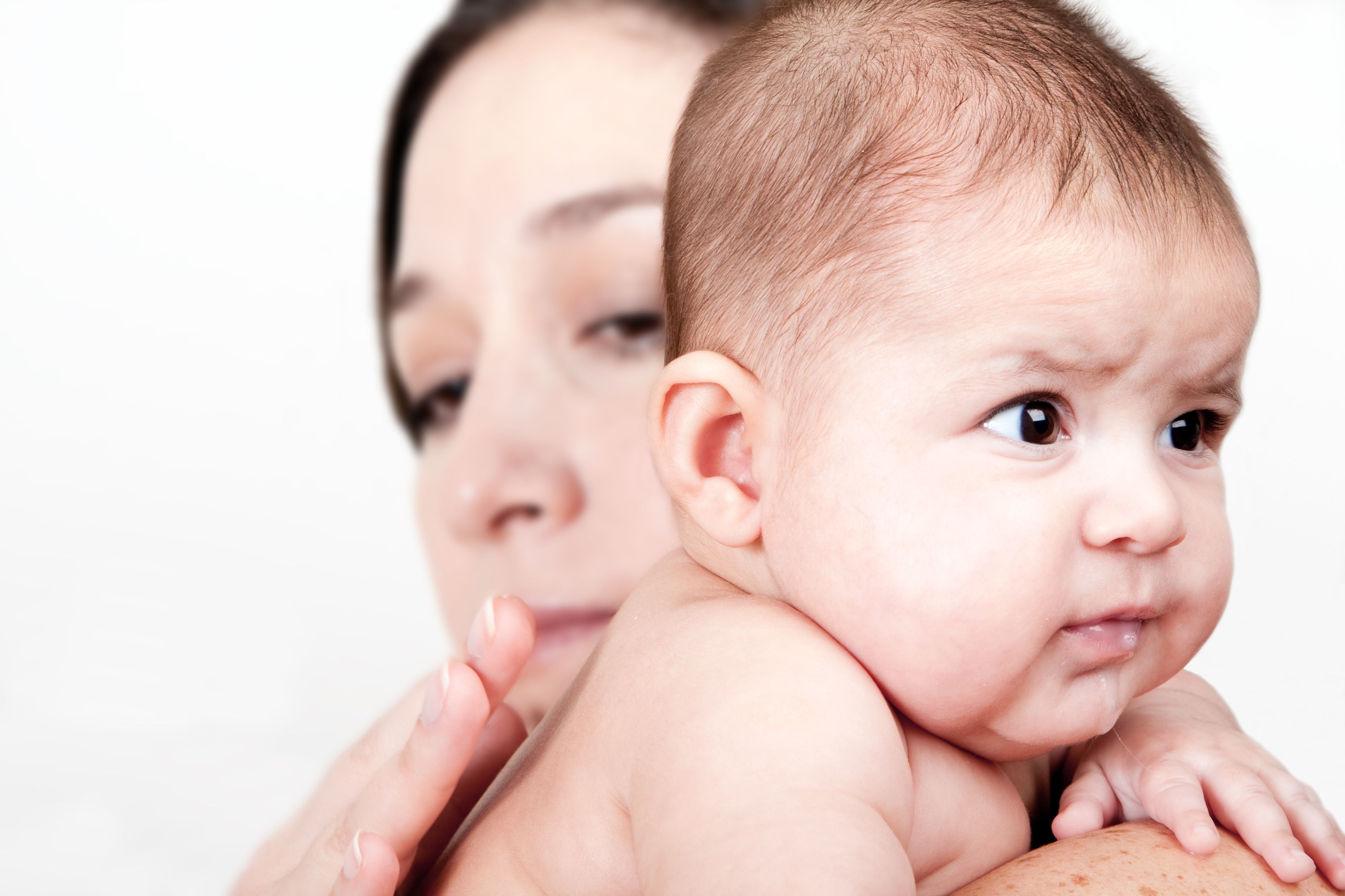 Ребенок на грудном вскармливании срыгивает. Икота у младенца. Младенческие срыгивания. Синдром срыгивания у новорожденных.
