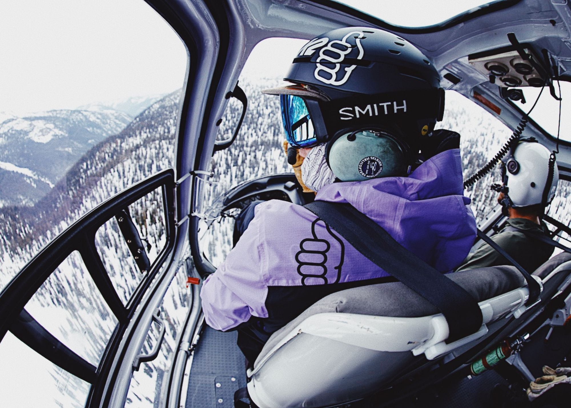 Marty Schaffer dans un hélicoptère portant un anorak violet