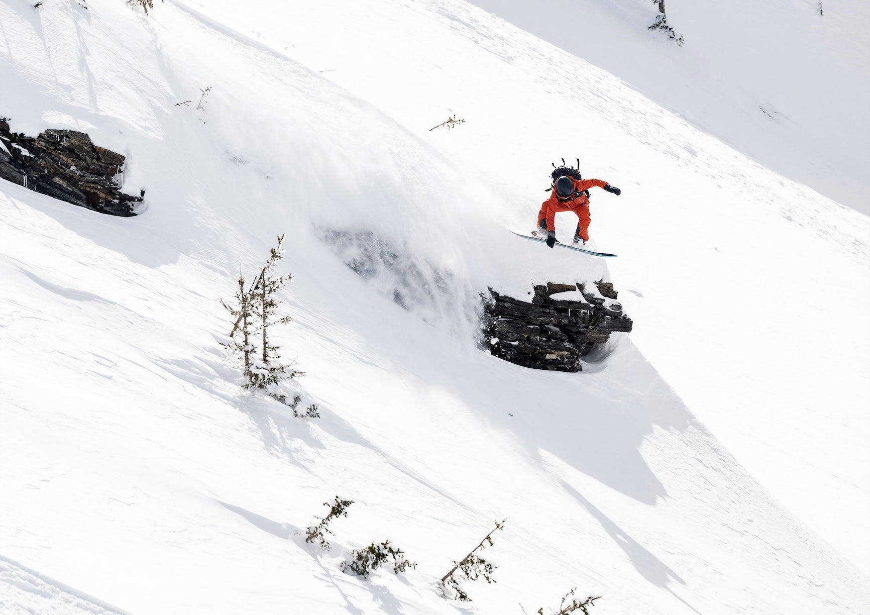 Shawna fait du snowboard dans l'arrière-pays