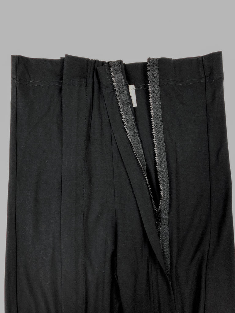 Close up of the top of customised pants in black. Parallel FrontSlit opening on both sidesallow pants to open fully.