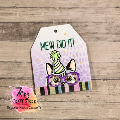 #thefrolickingfairy #7kidscraftstore #peekingpets #catherinepooler #cat #catsofinstagram #gifttag #stencil #inkblending #distressoxide #watercolor #karinmarkers #specs #petspecs #nuvodrops #tonicstudios #cardmaker #cardmaking #mewdidit #youdidit