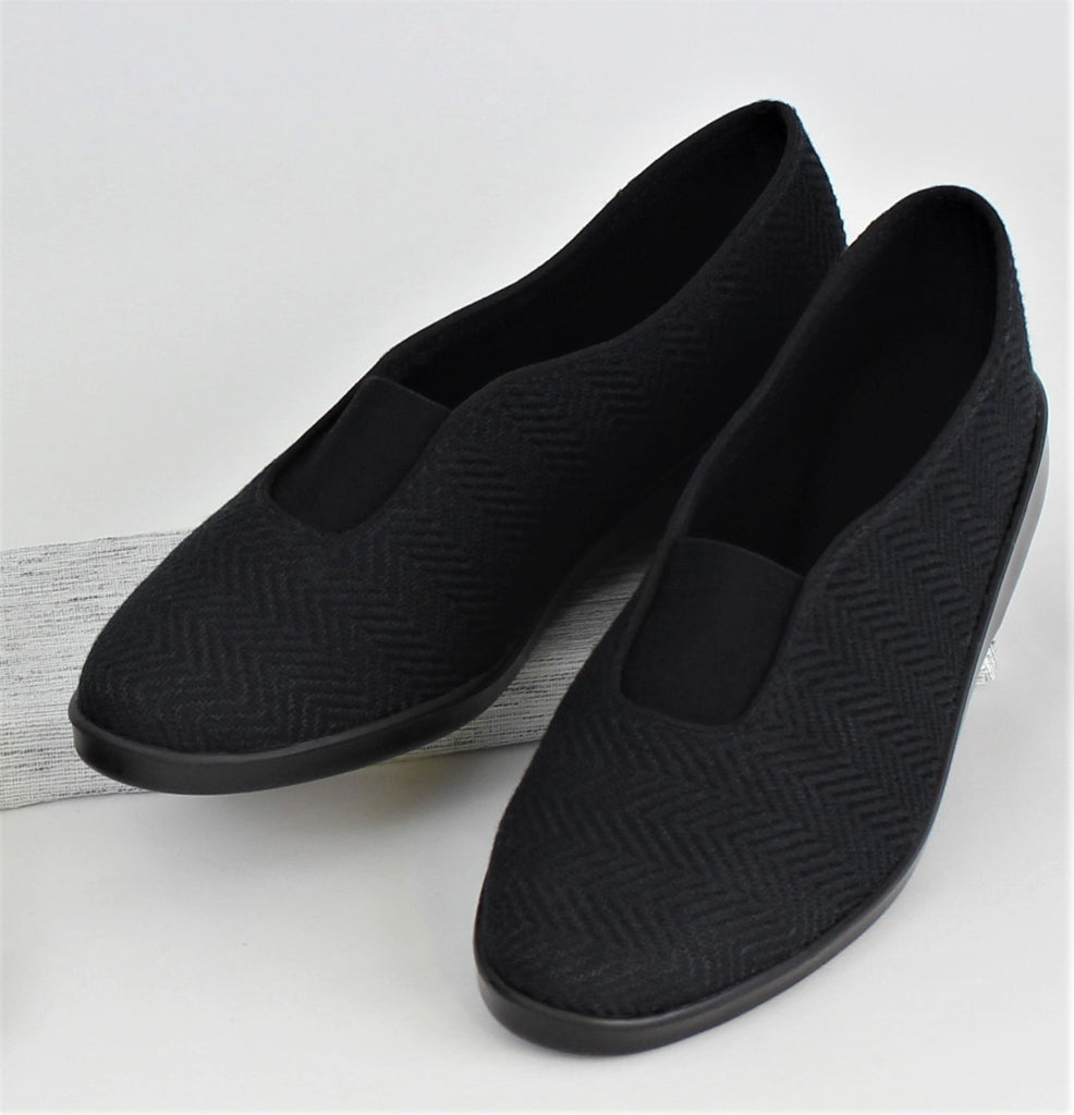 Black Elan OR – apropos footwear